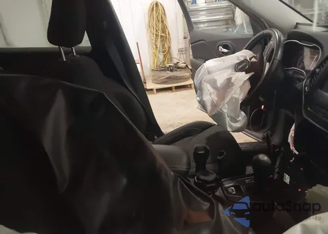 2019 Jeep Cherokee Latitude from USA, damaged, VIN 1C4PJMCBXKD379343